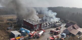 Pożar hali: W środku skrzynie z owocami i warzywami