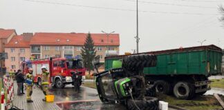 Za ostro na rondzie. Nietrzeźwy kierowca przewrócił ciągnik