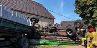 Ciągnik ze zbożem przewrócił się przy domu! Rolnik ukarany mandatem