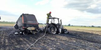 Pożar prasy i ciągnika w Łaźnikach. Spłonęły maszyny i zboże