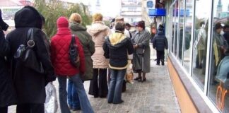 Apel o rozsądek: Paliwa wystarczy, pieniędzy w bankomatach również!
