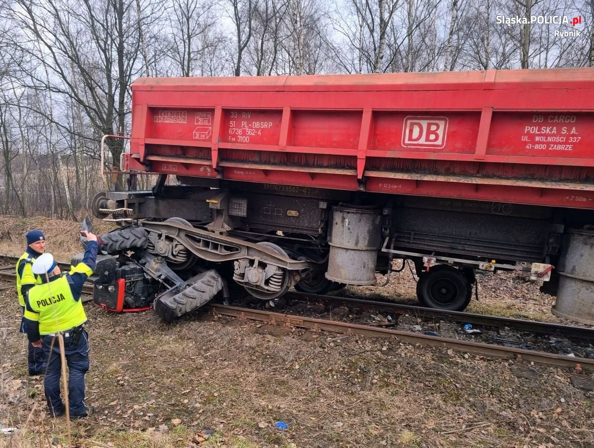 Ciągnik rolniczy zmiażdżony przez pociąg Fot. KPP Rybnik