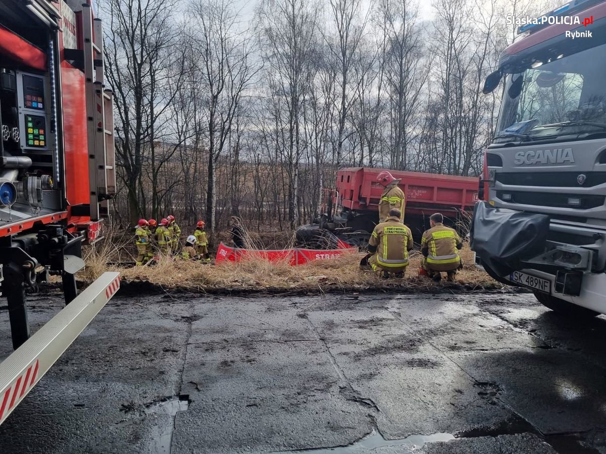 Ciągnik rolniczy zmiażdżony przez pociąg Fot. KPP Rybnik