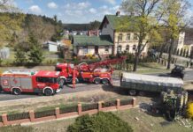 Chwile grozy na wsi. Wypadek ciągnika z przyczepą pełną zboża