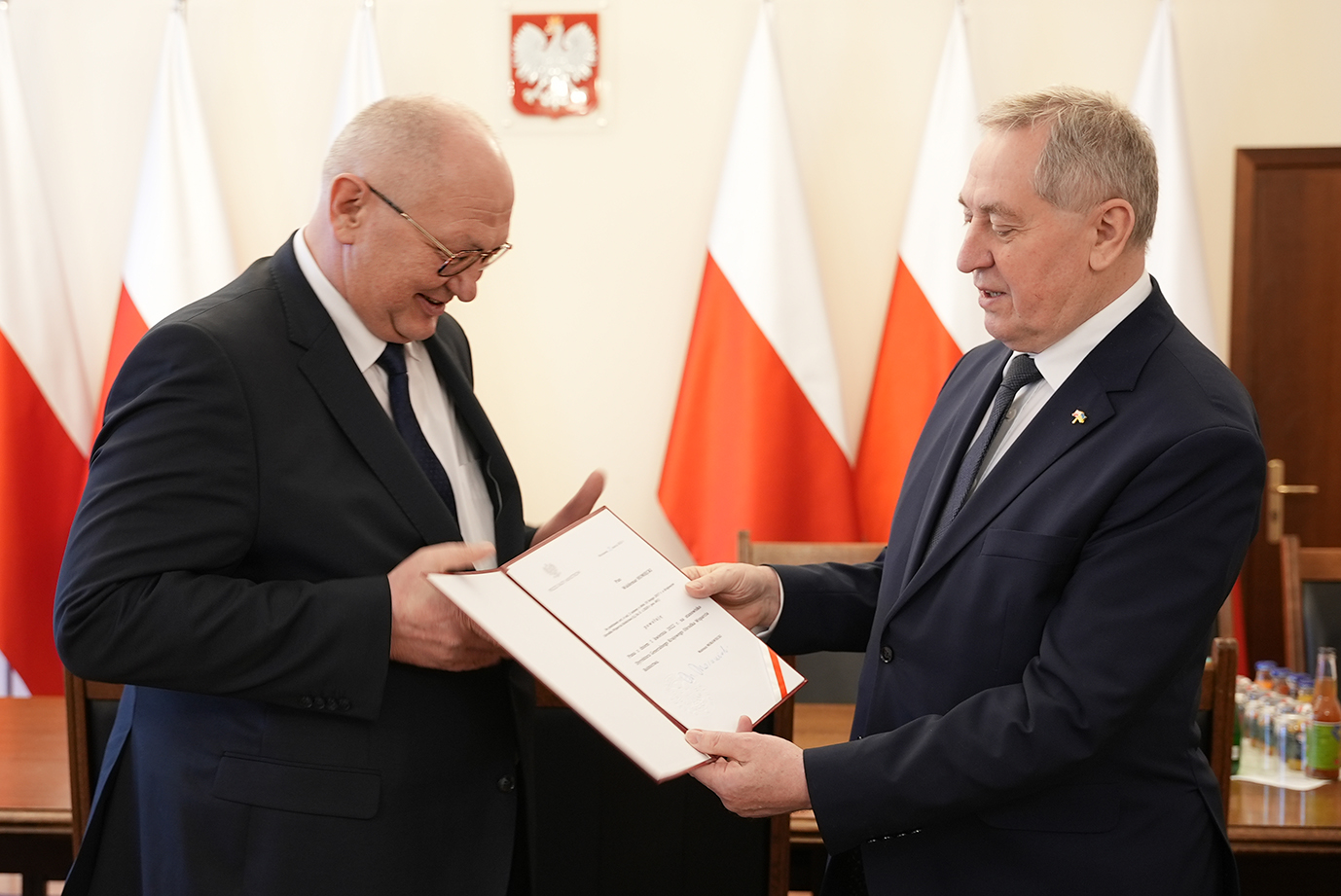 Wicepremier H. Kowalczyk wręcza nominację panu W. Humięckiemu na stanowisko Dyrektora Generalnego KOWR (fot. MRiRW)