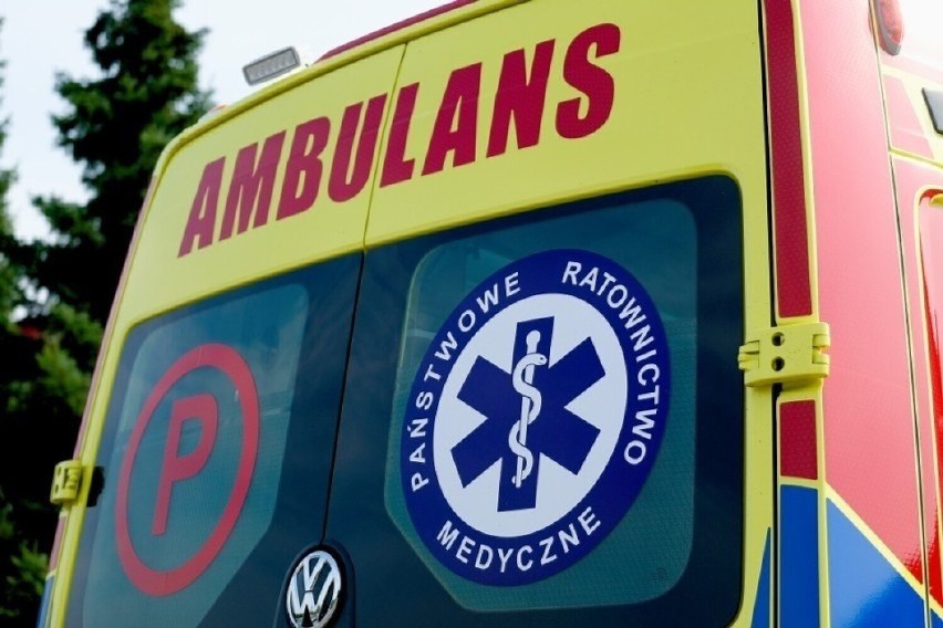 Rolnik stracił rękę podczas pracy w polu. Wciągnęła ją prasa rolnicza