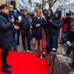 Czerwony dywan, protesty i worek srebrników. Burzliwe otwarcie kancelarii Kołodziejczaka