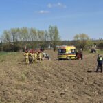 Chwile grozy na polu! 14-latek wciągnięty pod ciągnik
