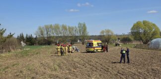 Chwile grozy na polu! 14-latek wciągnięty pod ciągnik