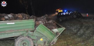 Volkswagen uderzył w rozrzutnik doczepiony do ciągnika