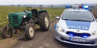 Ciągnik bez kierowcy krążył po wsi i polach