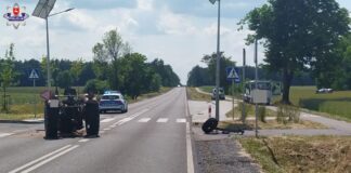 Przepołowiony ciągnik i BMW w polu
