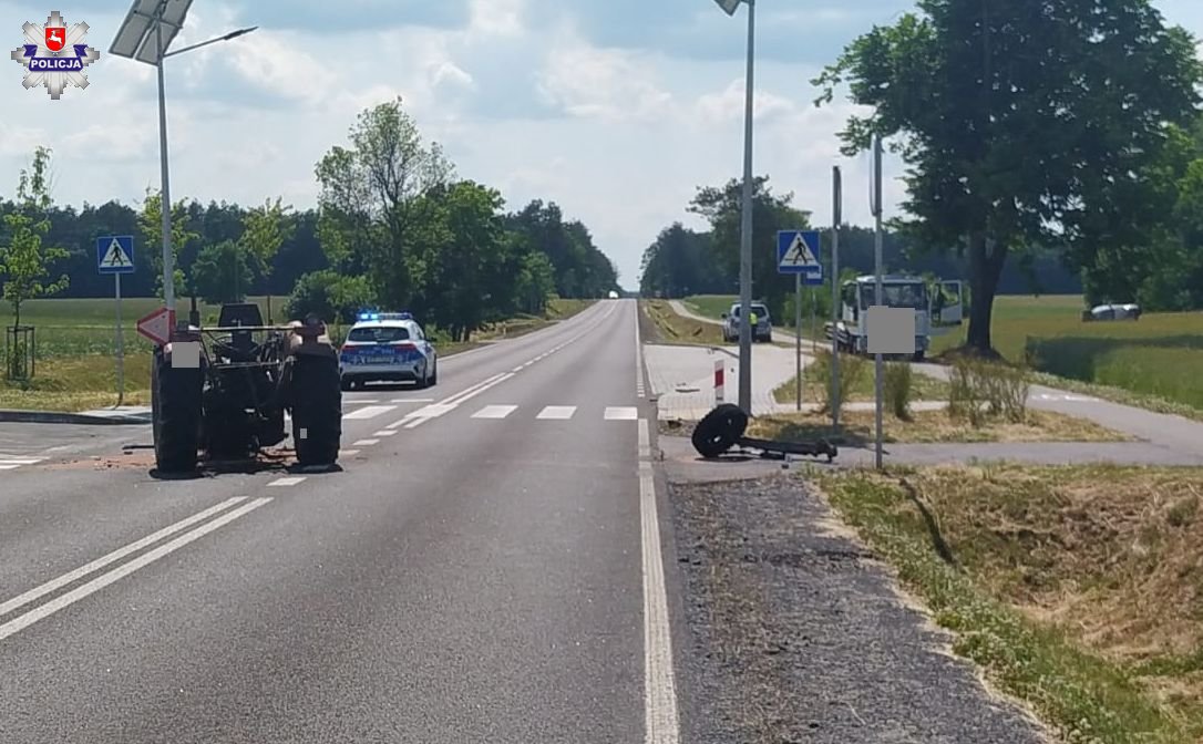Przepołowiony ciągnik i BMW w polu