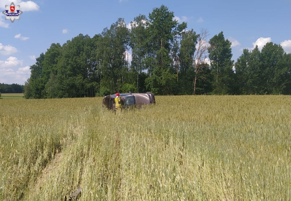 Przepołowiony ciągnik i BMW w polu