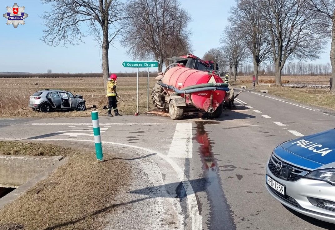 Groźne zderzenie osobówki z ciągnikiem rolniczym