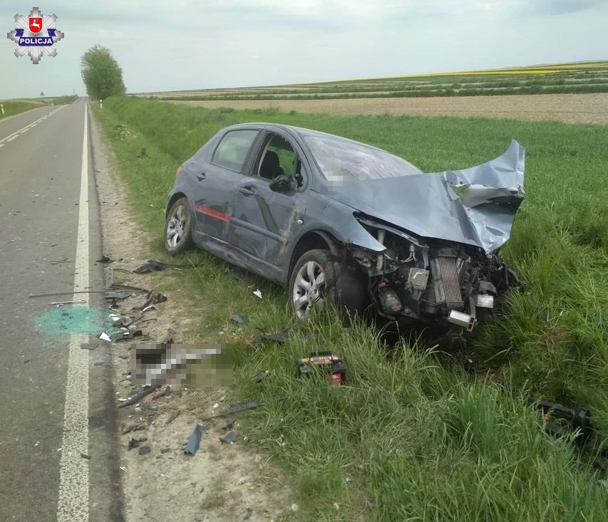 Peugeotem wjechał w ciągnik. Jedna osoba nie żyje. Fot. Policja Lubelska