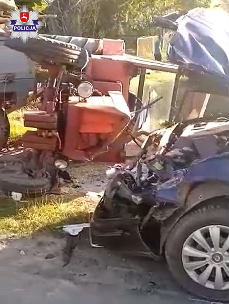 Pijany traktorzysta jadąc z górki nie wyhamował i wjechał w Skodę. Fot. Policja Lubelska