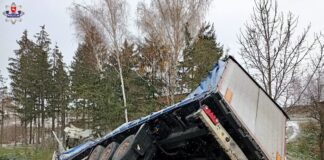 Zderzenie dwóch tirów. Ciężarówka z rzepakiem w rowie!