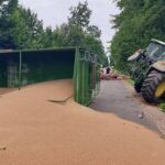 Od ciągnika odpadło koło. Przyczepa ze zbożem przewróciła się na drogę!