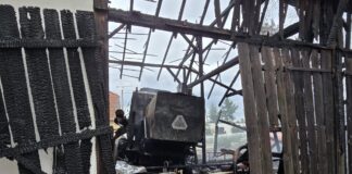Pożar stodoły w Koźlu! Ogień strawił kombajn i sprzęt rolniczy – straty ogromne