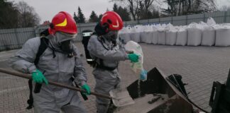 Pożar w hali z rzepakiem. Strażacy uratowali ponad 650 ton nasion