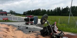 Ursus rozerwany na pół po zderzeniu z mercedesem. Cudem nikt nie ucierpiał