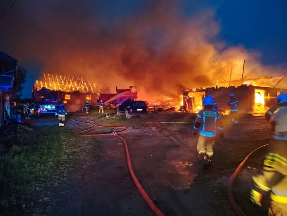 Potężny pożar gospodarstwa. Spłonęły zabudowania, ogień uszkodził Bizona i ciągnik