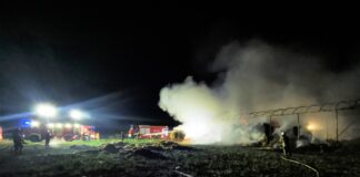 Ogromny pożar w Smółkach. 200 balotów i kombajn poszły z dymem