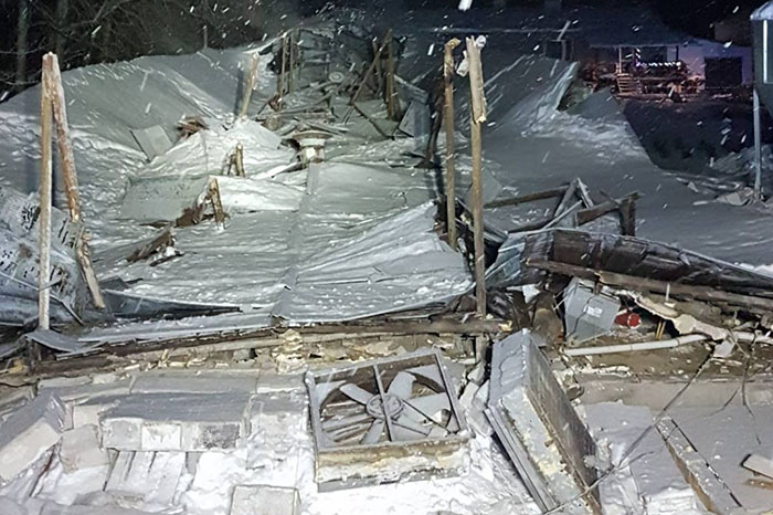 Zawalenie dachu kurnika z 25 tysiącami kurcząt