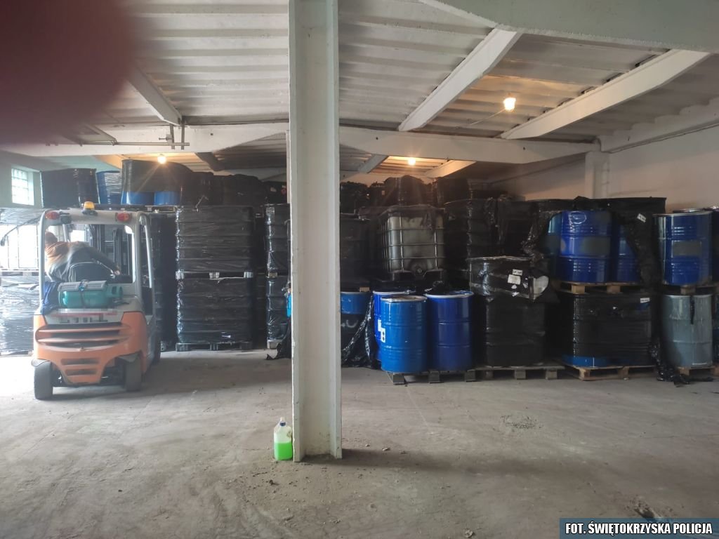Składował nielegalne odpady. Trafił do policyjnej celi