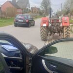 Rolnik jechał na podwójnym gazie! Ciągnik bez badań, pasażer na pace
