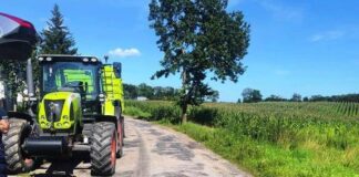 Ciągnikiem staranował rogatki! 24-latek bez uprawnień w rękach policji