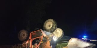 Zaczepił „łychą” o przydrożne drzewo i dachował!