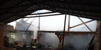 Pożar obory wypełnionej drobiem