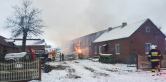Ogromny pożar w gospodarstwie. Magazyn ze słomą i maszyny strawił ogień