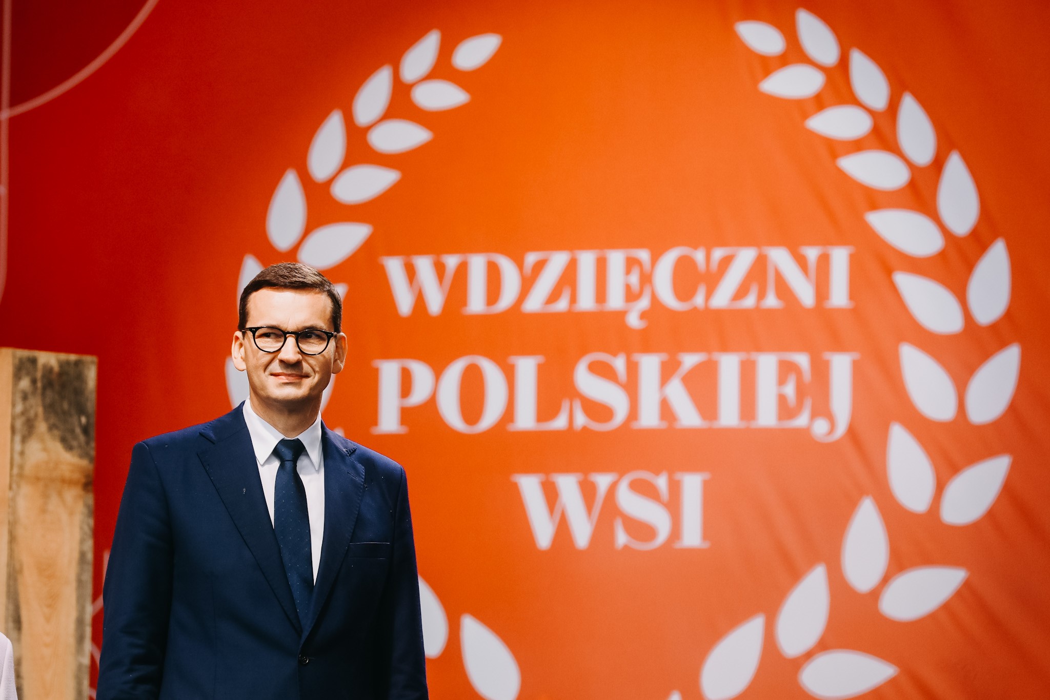 Premier na tle napisu "Wdzięczni polskiej wsi"