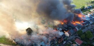 Pożar 13 budynków mieszkalnych i 23 gospodarczych. Premier obiecał pomoc