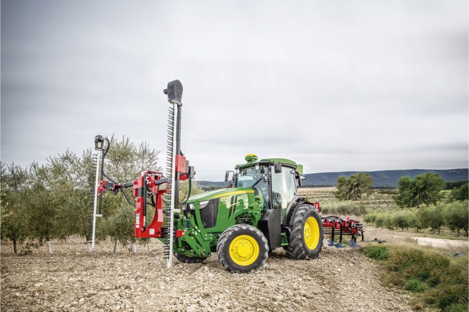 Nowe, najinteligentniejsze i najmocniejsze ciągniki John Deere do prac przy uprawach specjalistycznych