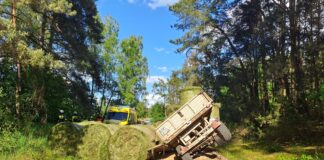 Podczas wymiany koła bele siana zsunęły się i zabiły rolnika