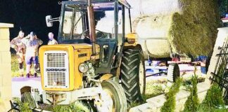 Ursusem uderzył w ogrodzenie i wpadł pod koła ciągnika