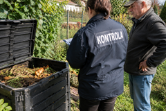 Kontrole kompostowników na posesjach. Można stracić ulgę na odpady i dostać półroczną blokadę Fot.: wygenerowane przez AI