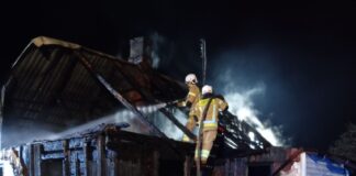 Tragiczny pożar domu. Budynek był cały w ogniu. Nie żyją dwie osoby