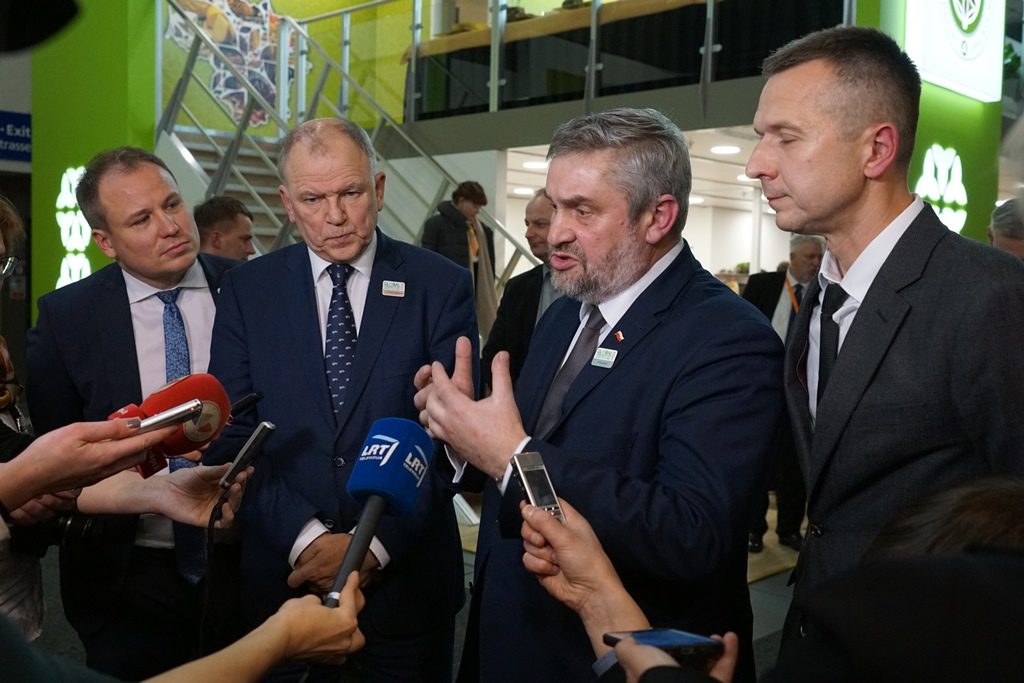 rolnik, rolnictwo, Litwa, świnie z Litwy, Handel żywymi świniami z Litwy, minister rolnictwa, Jan Krzysztof Ardanowski Paweł Niemczuk, Główny Lekarz Weterynarii, Vytenis Andriukaitis