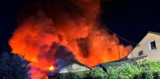 Ogromny pożar w gospodarstwie. Spłonęły maszyny, płody i zwierzęta