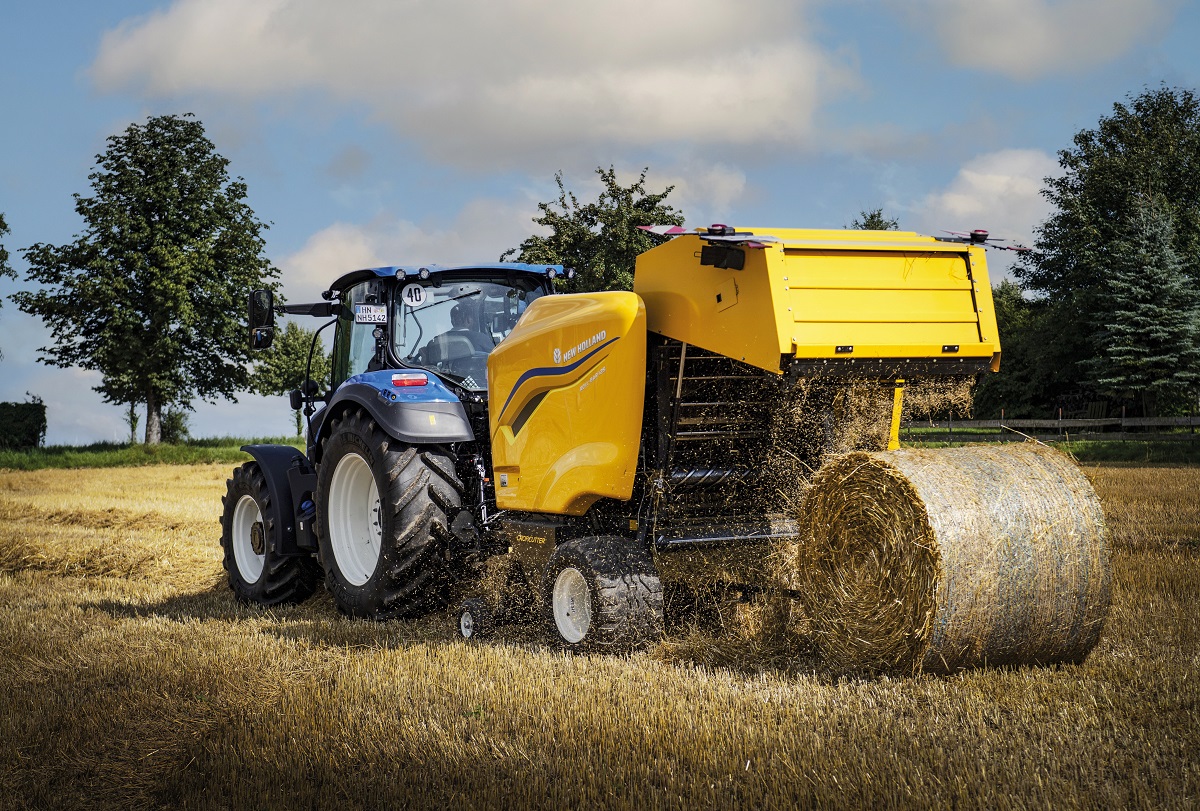 New Holland wprowadza na rynek nową stałokomorową prasę rolującą  Roll-Bar 125