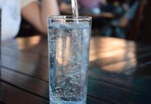 Cisowianka pozywa Skarb Państwa. Chodzi o 23 proc. VAT na zwykłą wodę