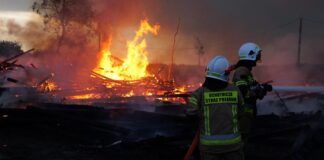 Pożar budynku gospodarczego. Wewnątrz maszyny i płody rolne!