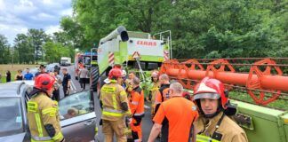 Kraksa na drodze: Zderzenie dwóch osobówek i kombajnu
