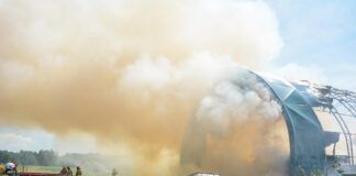 Ogromny pożar hali w gospodarstwie. Ogień strawił słomę, sianokiszonkę i 20 ton nawozów!