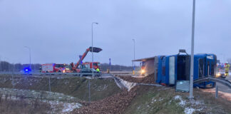 Wypadek ciężarówki. Buraki cukrowe zasypały jezdnię i rów